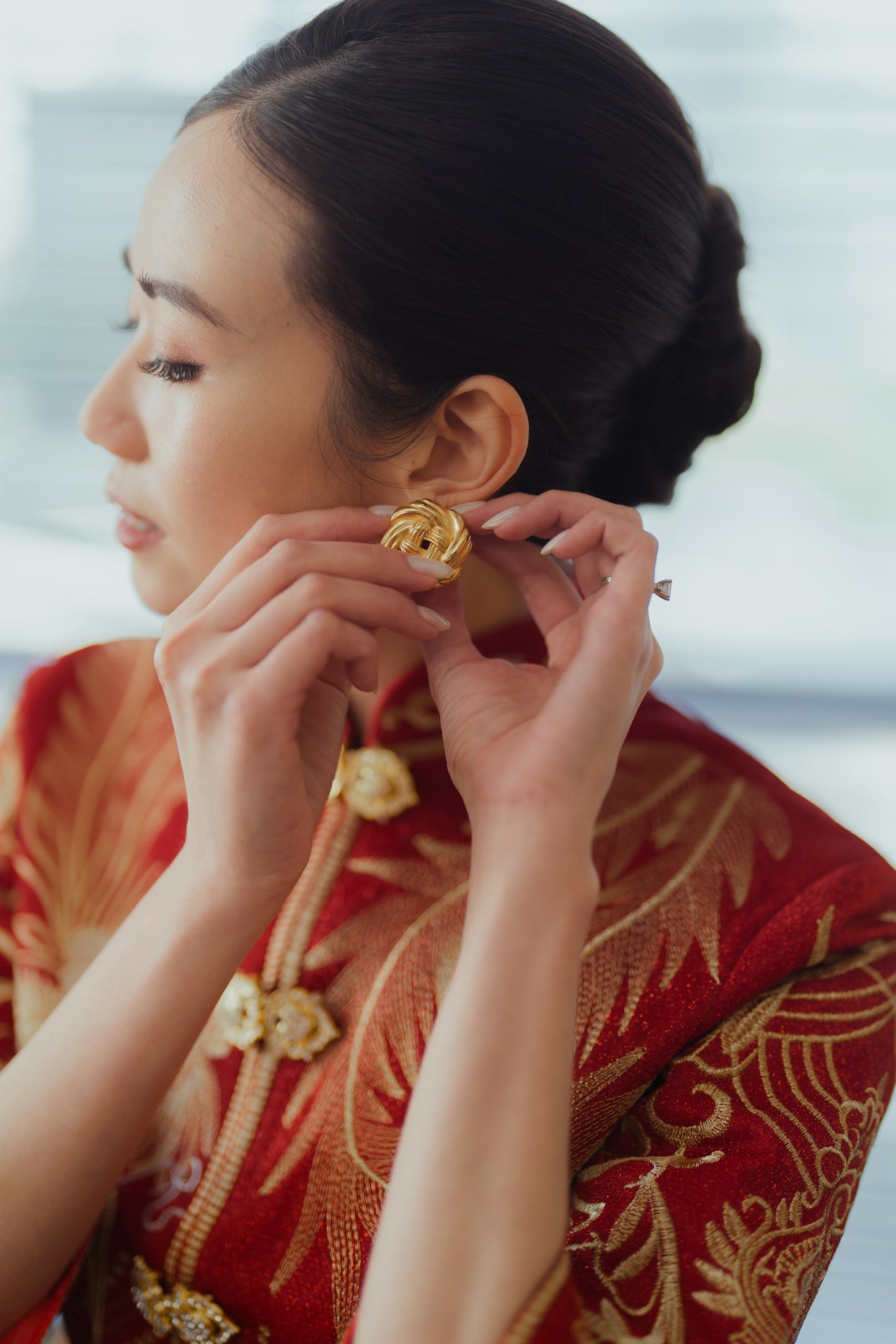 Knot Earrings in Gold