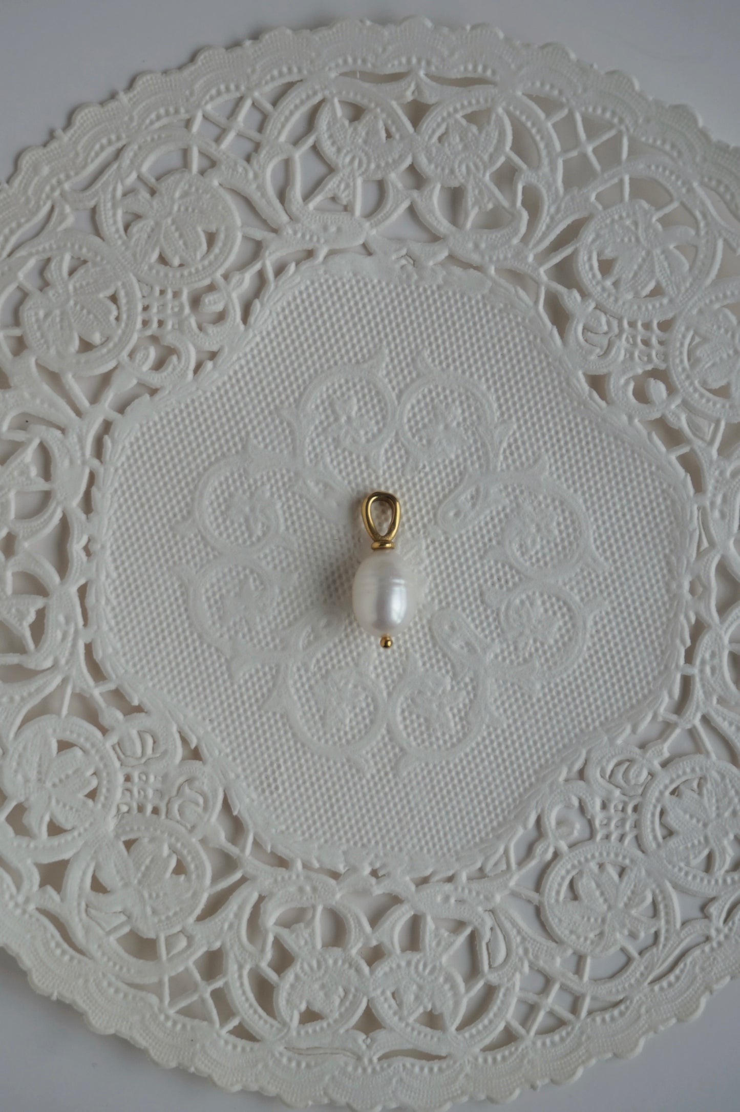 Pearl Pendant Necklace in Gold