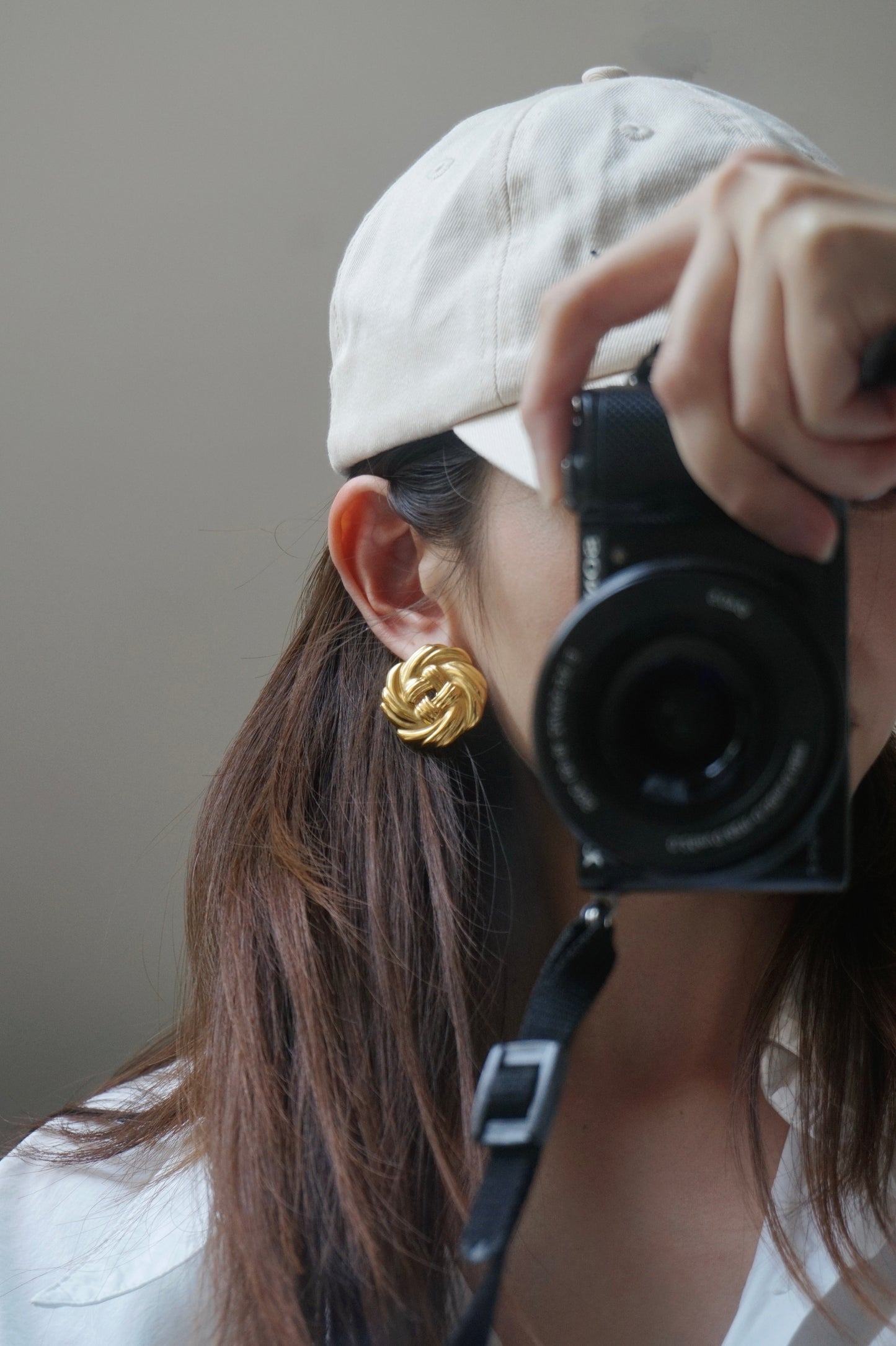 Knot Earrings in Gold