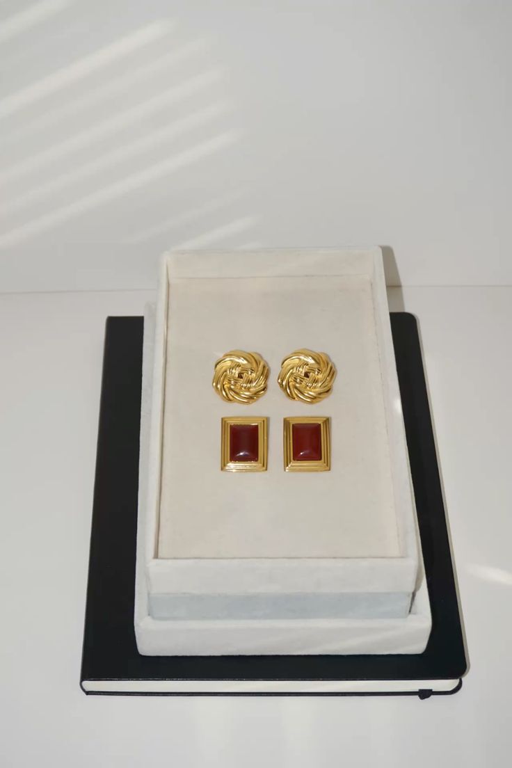 Knot Earrings in Gold