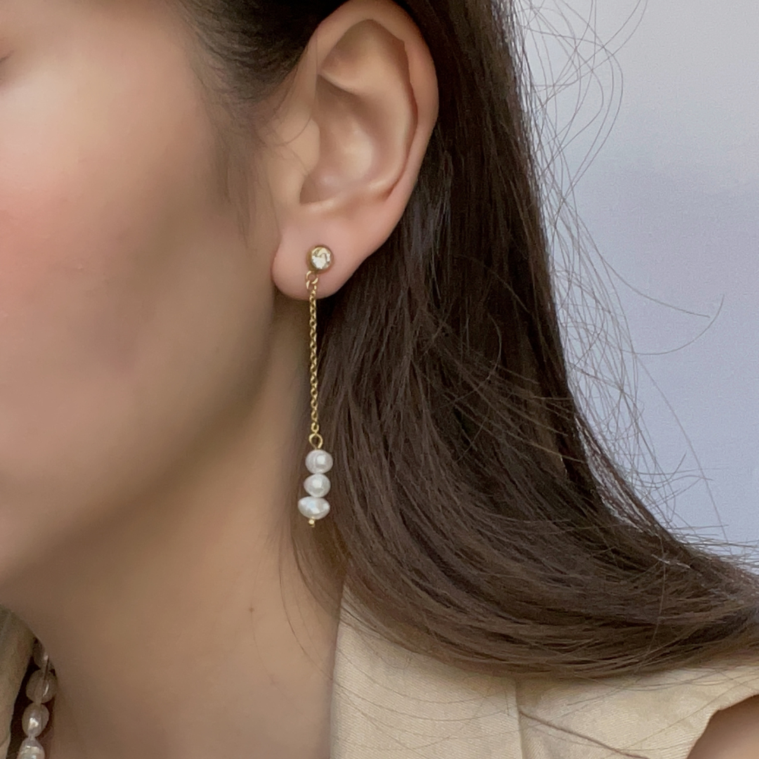 THE PEARL AND CHAIN DROP EARRINGS