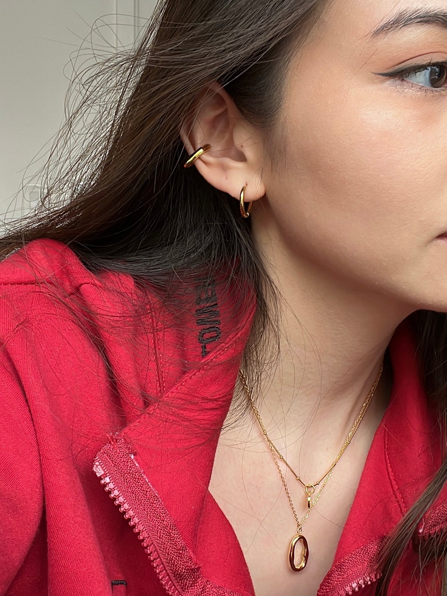 everyday small gold hoop earrings. comfortable hoop earrings, waterproof small hoop earrings, nontarnish hoop earrings. Minimal jewelry brands