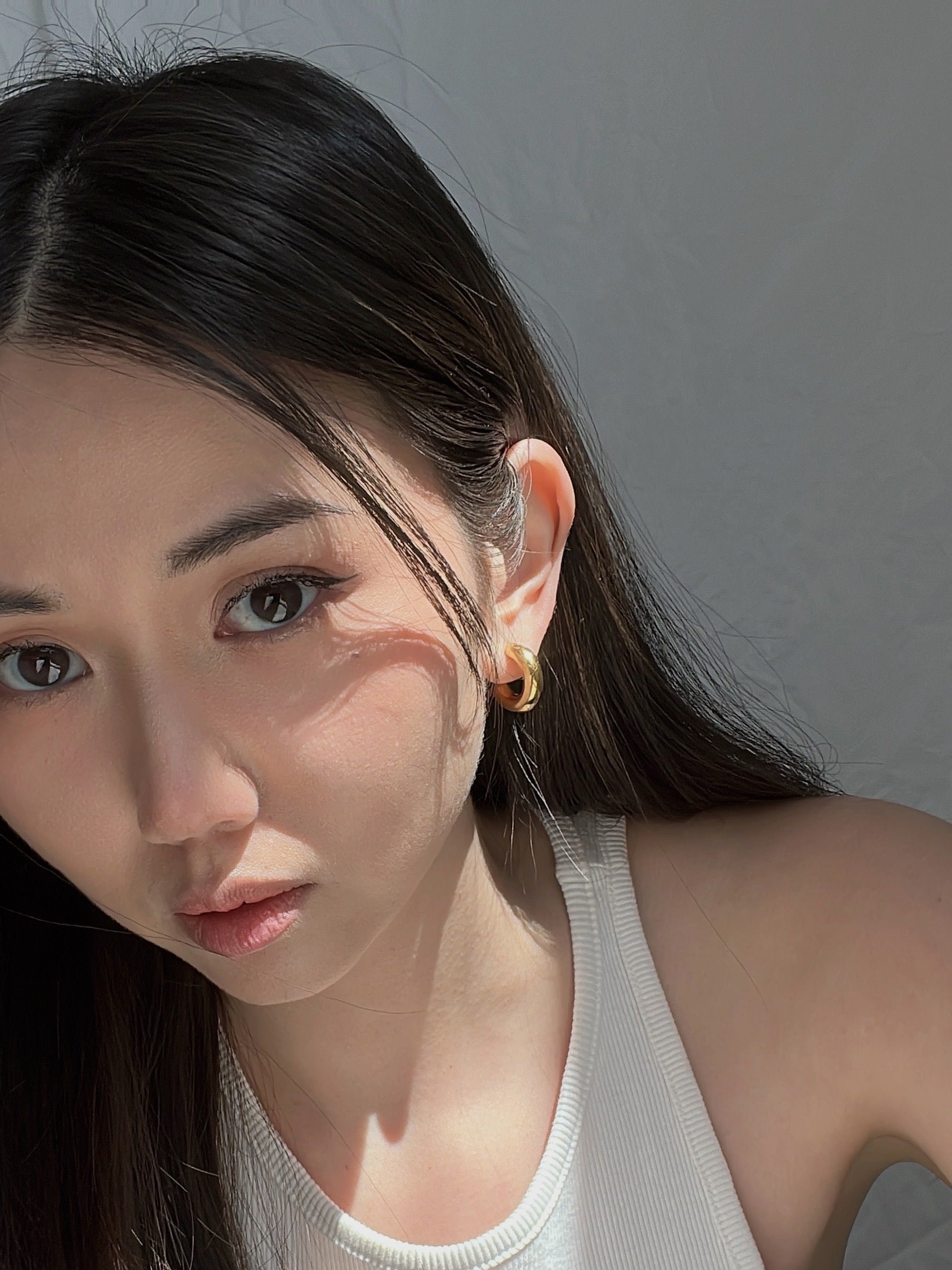 spring accessories 2022. spring/summer fashion trends 2022. minimal jewelry for women. third tone earrings.