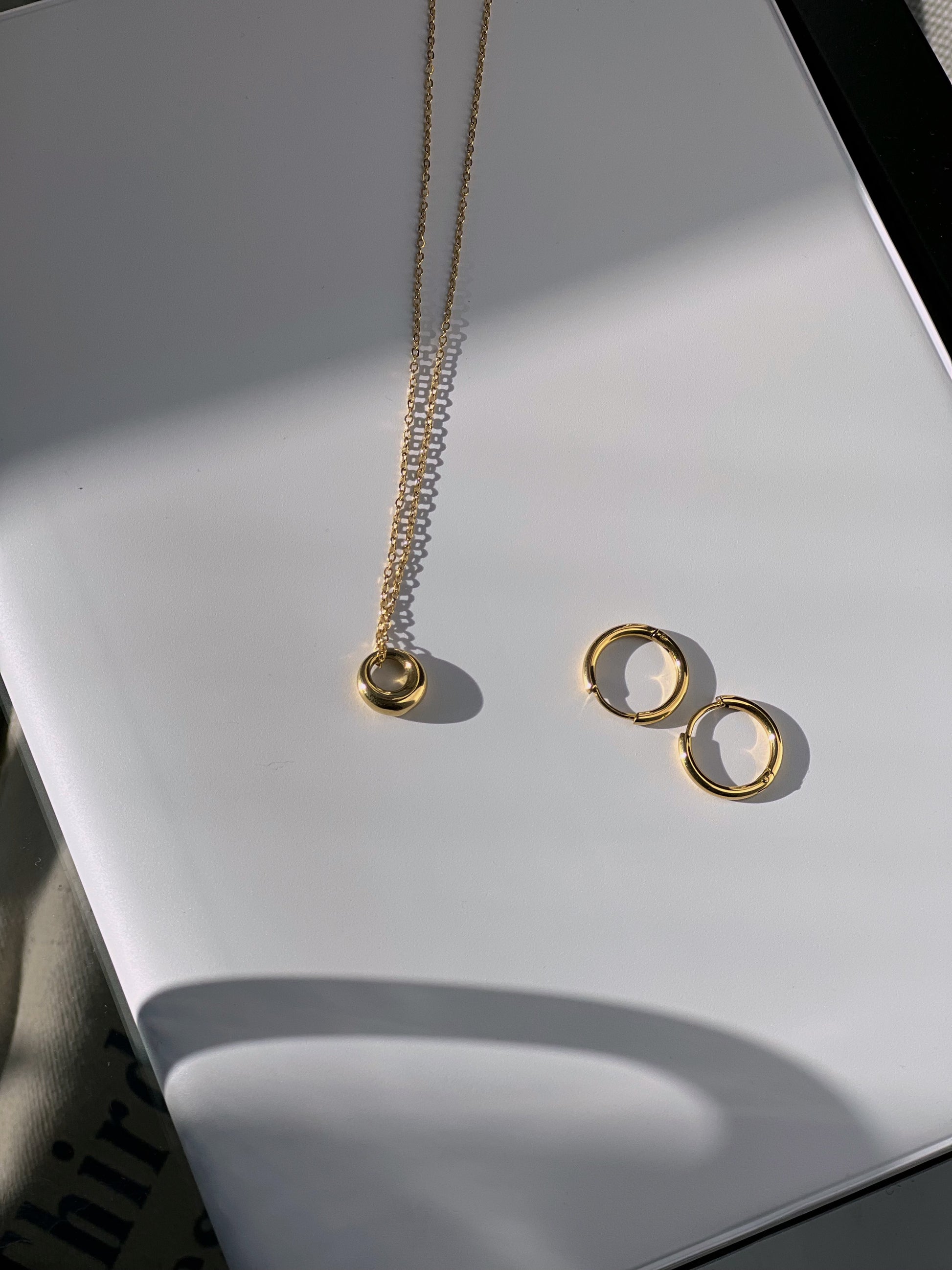 everyday small gold hoop earrings. comfortable hoop earrings, waterproof small hoop earrings, nontarnish hoop earrings. Minimal jewelry brands