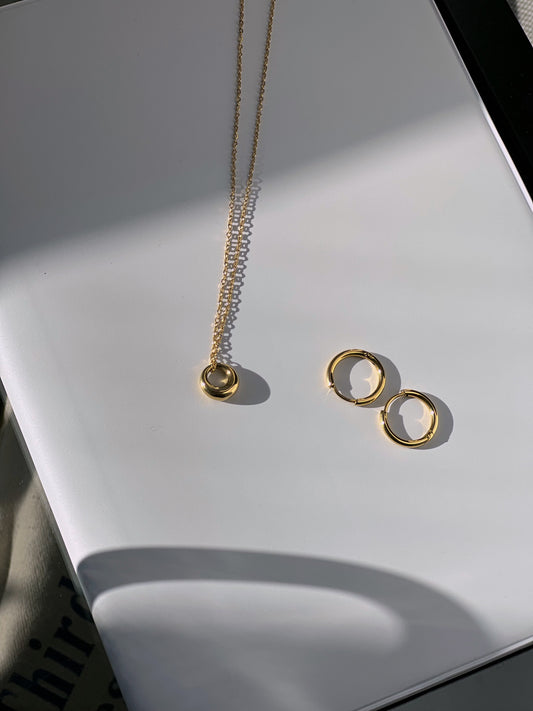 everyday small gold hoop earrings. comfortable hoop earrings, waterproof small hoop earrings, nontarnish hoop earrings. Minimal jewelry brands